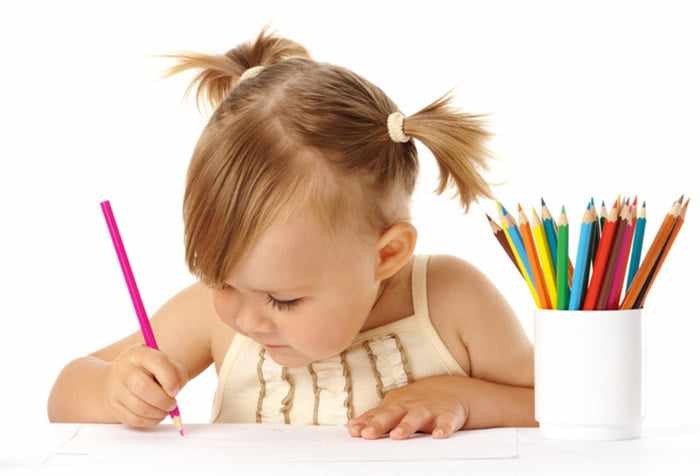 Девочка рисует карандашами