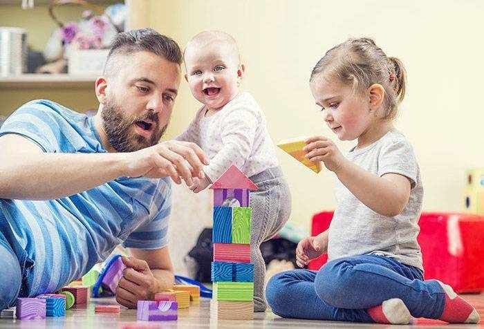 Папа играет с детьми
