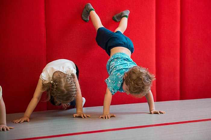 Дети в 4 года занимаются гимнастикой
