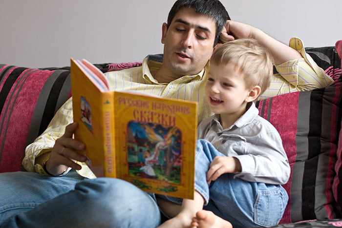 Папа читает сыну сказку