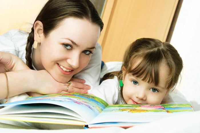 Мама с маленькой дочкой читают сказку
