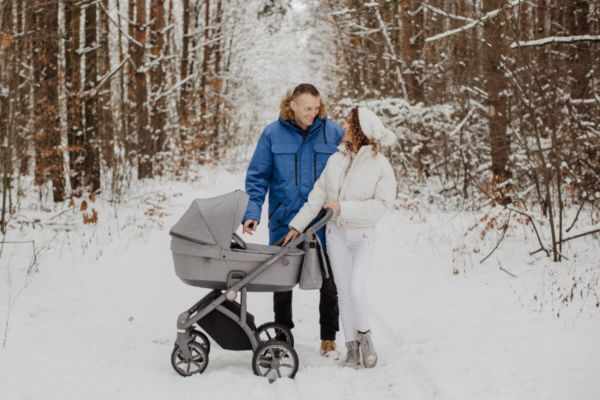 Семья на прогулке с малышом зимой