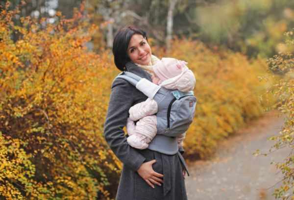Девушка на прогулке с малышом осенью