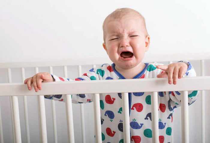 Ребенок плачет в кроватке