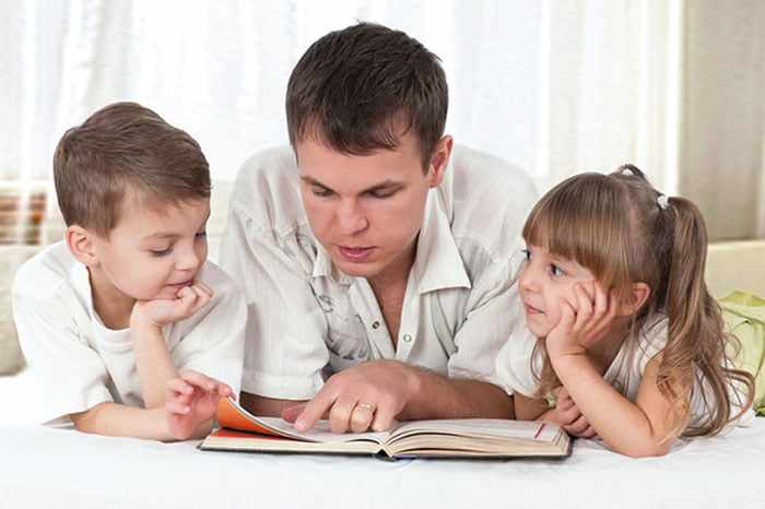Дети с папой читают книжку