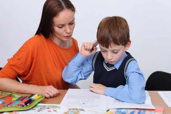Мама помогает сыну делать уроки