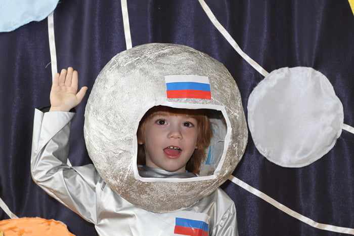 Ребенок в костюме космонавта