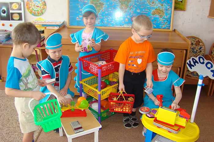 Дети в детском саду играют в магазин