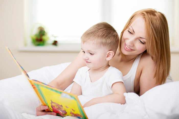 Мама с ребенком читают книжку