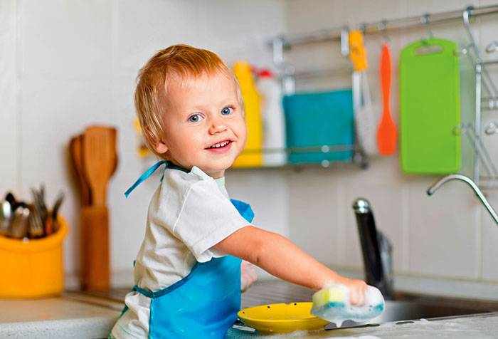 Ребенок моет посуду