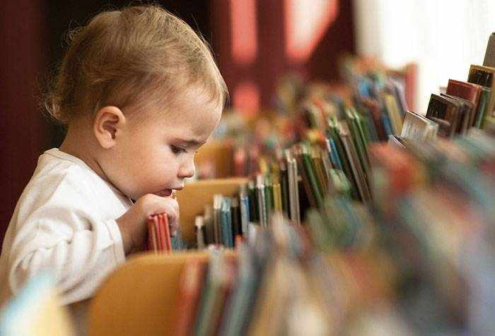 Ребенок выбирает книжку