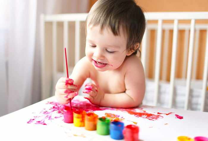 Ребенок в год и 3 месяца учится рисовать