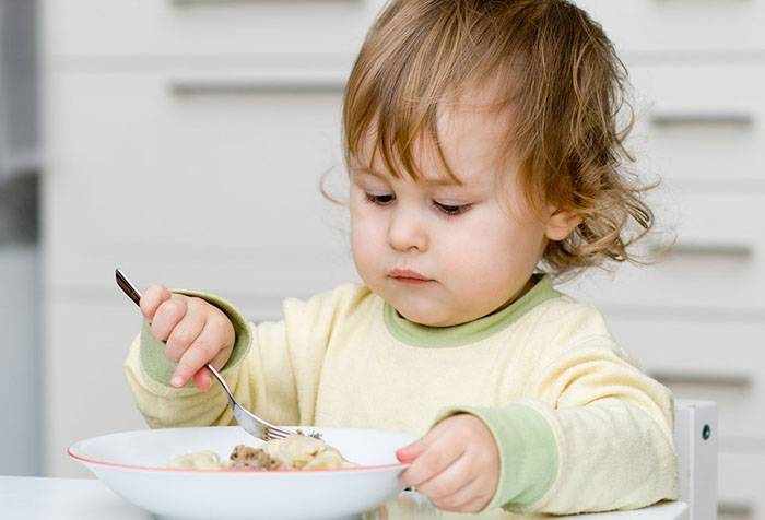 Ребенок кушает сам