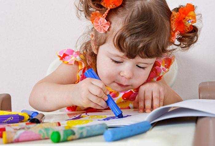 Двухлетняя девочка рисует