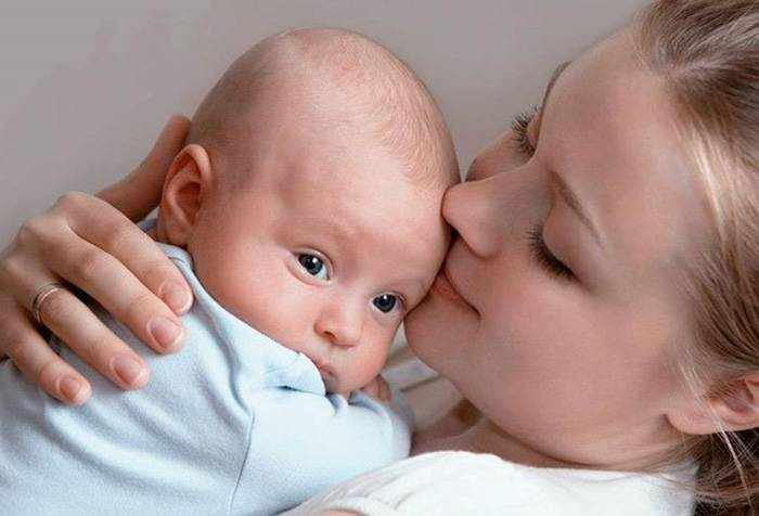 Мама целует малыша