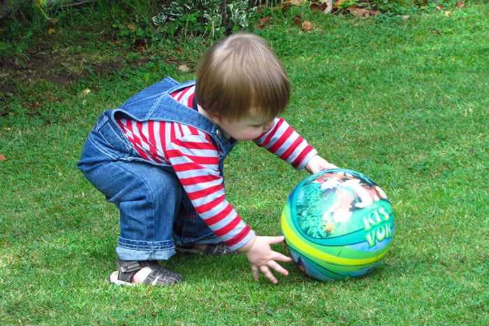 Ребенок играет с мячом