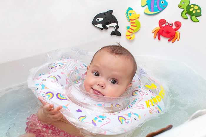 Малыш с кругом для безопасности в ванне