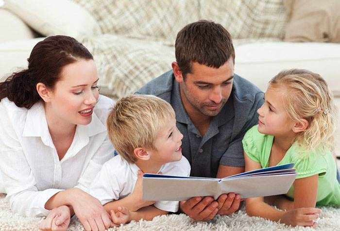 Родители с детьми читают книжку