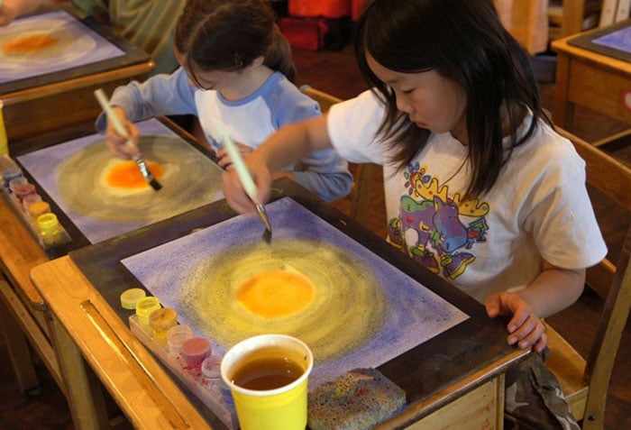 Дети рисуют солнце