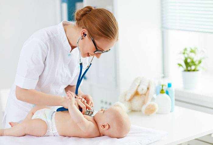 Пятимесячный ребенок на осмотре у педиатра