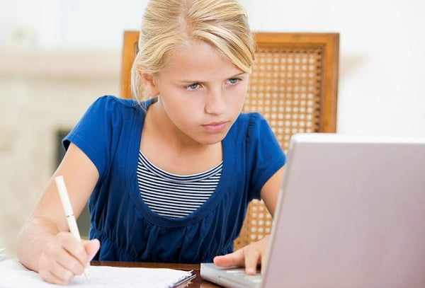 Девочка на онлайн обучении