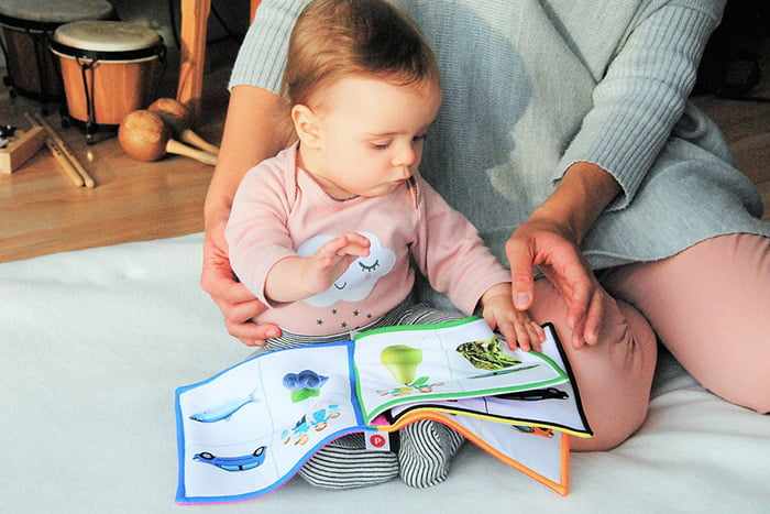 Мама показывает малышу детскую книжку