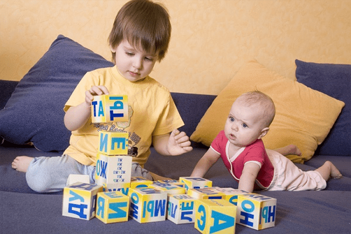 Дети с кубиками Зайцевых