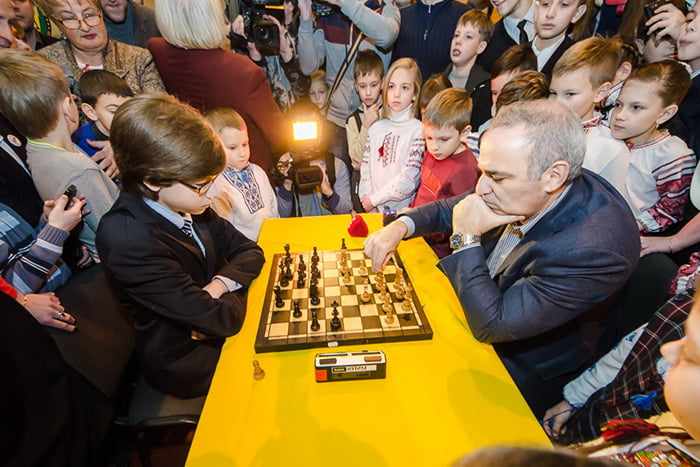 Гарри Каспаров на детском шахматном турнире