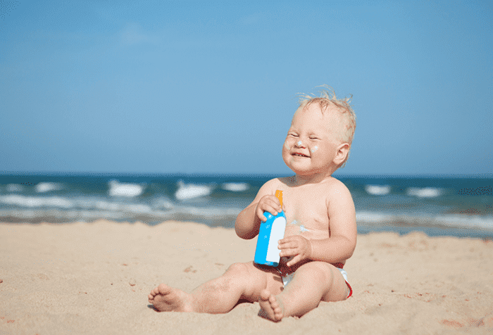 Малыш на солнечном пляже